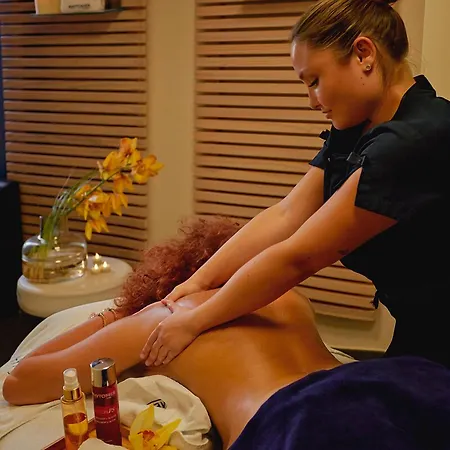 رويال أنتيبز - لاكشري ريزيدنسز, بيتش&سبا فندق